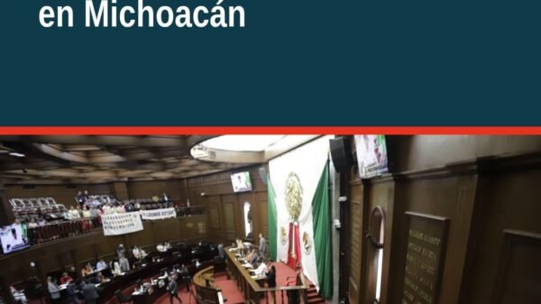 Ilustración conceptual de un ayuntamiento michoacano con 15 regidores representados, fondo de Morelia y símbolos de