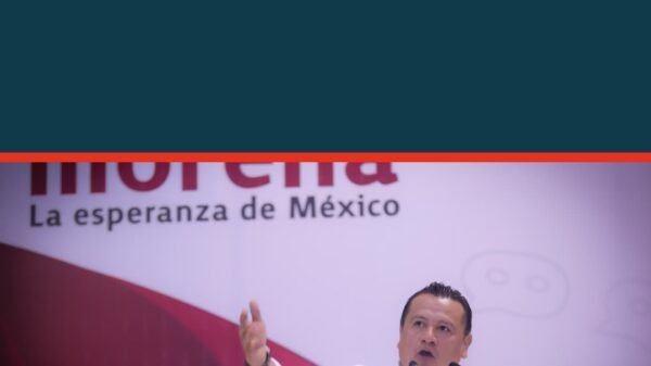 Grupo de personas en evento en Morelia, Michoacán, con Carlos Torres Piña y los nuevos liderazgos michoacán