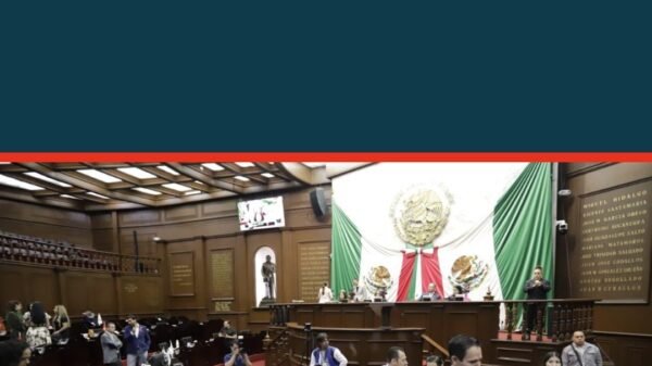 Fotografía simbólica de una balanza y una Constitución abierta sobre un mapa de Michoacán, con texto 'reelección inmediata