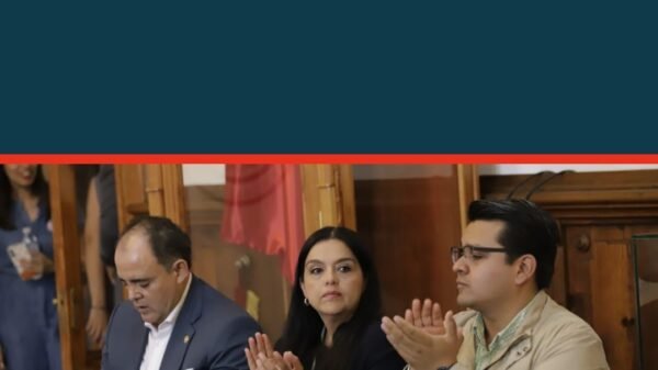 Grupo de diputadas, diputados y especialistas en salud conversando sobre lupus y enfermedades autoinmunes en Morelia
