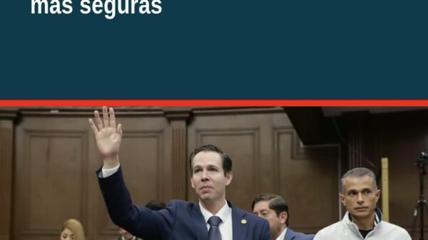 Ilustración de una familia firmando documentos inmobiliarios con fondo de edificio y logo de La Suprema 96.7, relacionado