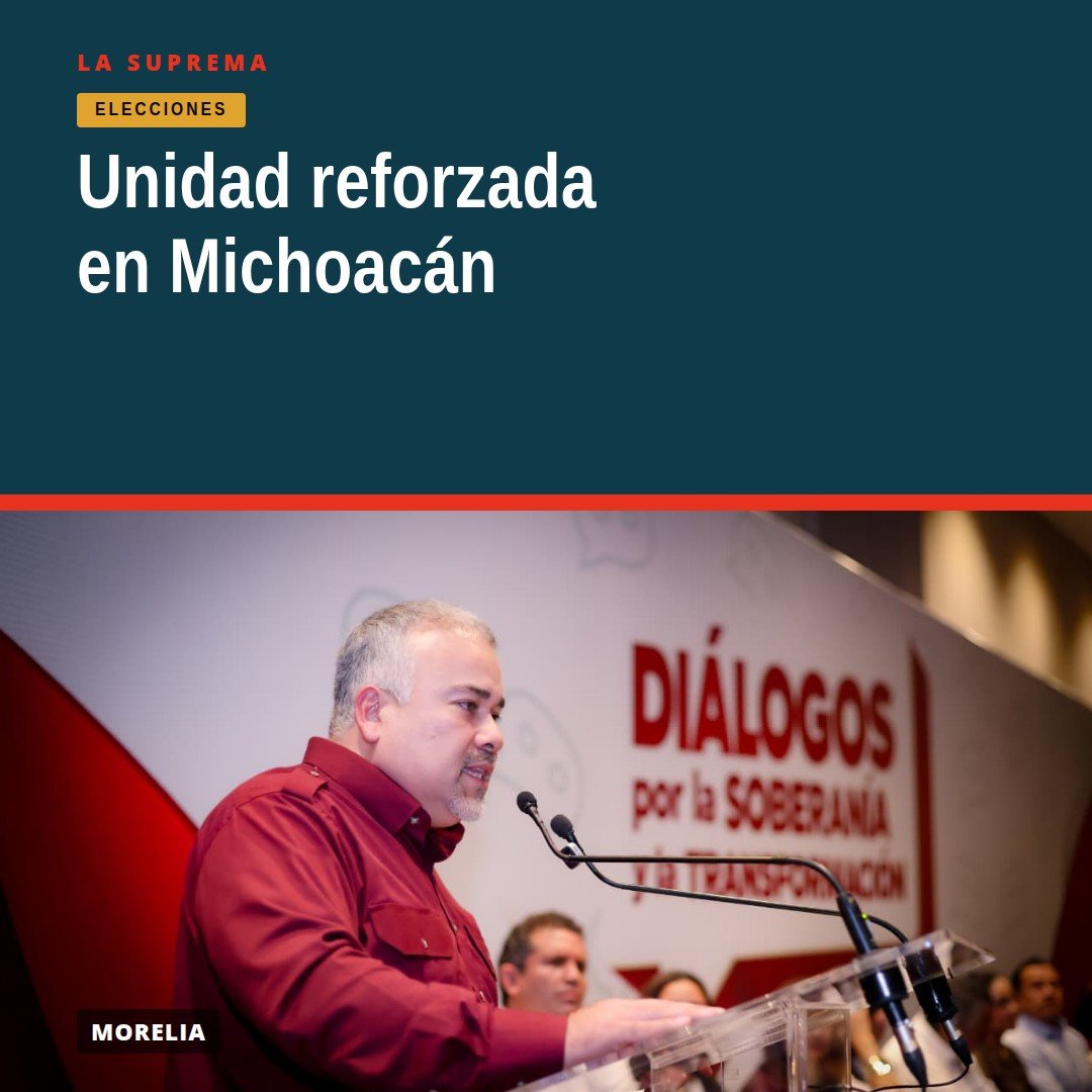 Carlos Torres Piña hablando frente a un grupo diverso de militantes de Morena en un evento en Morelia, con pancartas de la