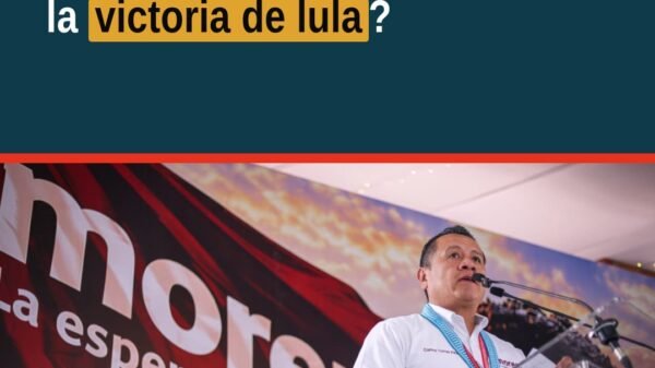 Carlos Torres Piña hablando sobre la victoria de lula en Brasil durante un evento en Morelia, Michoacán