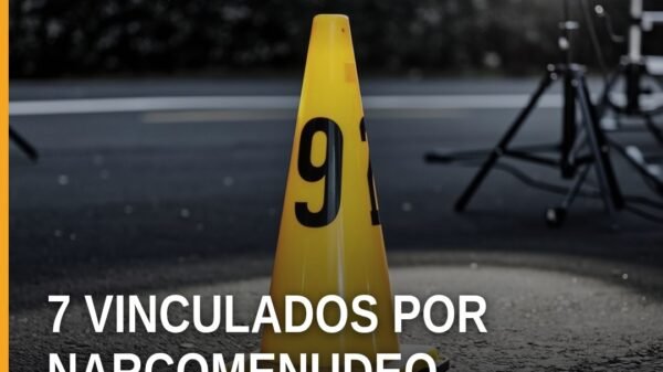 Ilustración simbólica de barrio residencial con elementos discretos de vigilancia comunitaria y un sello de 'narcomenudeo