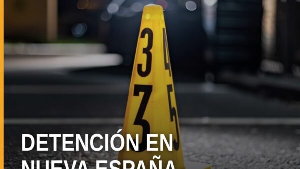 Policías municipales de Jacona en patrulla frente a calle residencial de la colonia Nueva España, relacionada con
