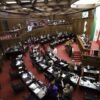 Ilustración simbólica de un asesor jurídico acompañando a una persona víctima, con la bandera de Michoacán y la fecha 10 de