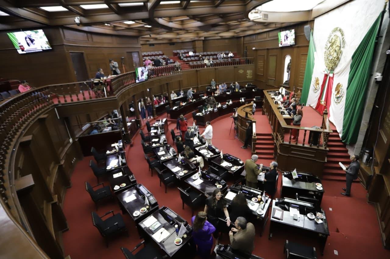 Ilustración simbólica de un asesor jurídico acompañando a una persona víctima, con la bandera de Michoacán y la fecha 10 de