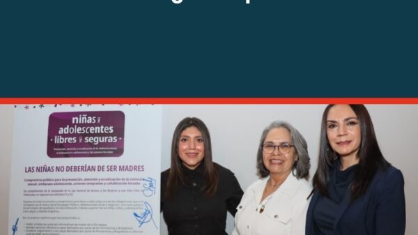 Representantes de FGE y Seimujer firmando documento sobre niñas y adolescentes libres en Morelia, Michoacán