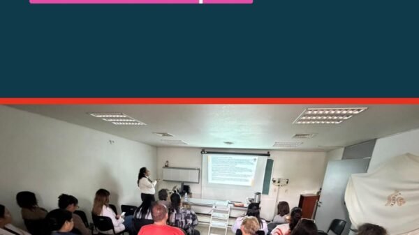Grupo de personas en una sala de capacitación en Zamora, con logo de la FGE y el ISSSTE, durante charla sobre cultura de