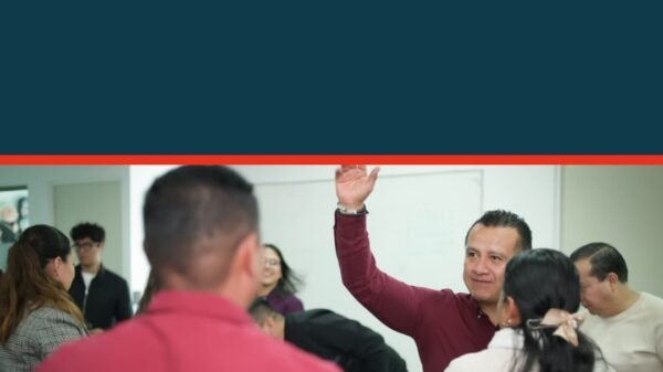 Grupo de personas mayores y adultas en una reunión en Morelia, Michoacán, simbolizando la unidad del movimiento
