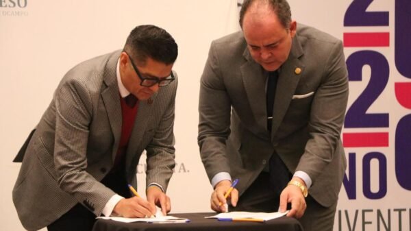 Firma de convenio entre diputado Baltazar Gaona García y Francisco Ramírez Flores para entrega-recepción transparente en