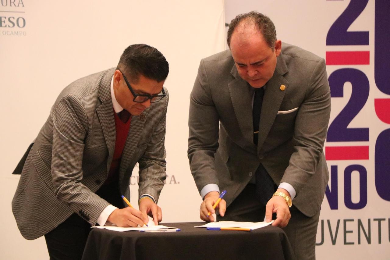 Firma de convenio entre diputado Baltazar Gaona García y Francisco Ramírez Flores para entrega-recepción transparente en