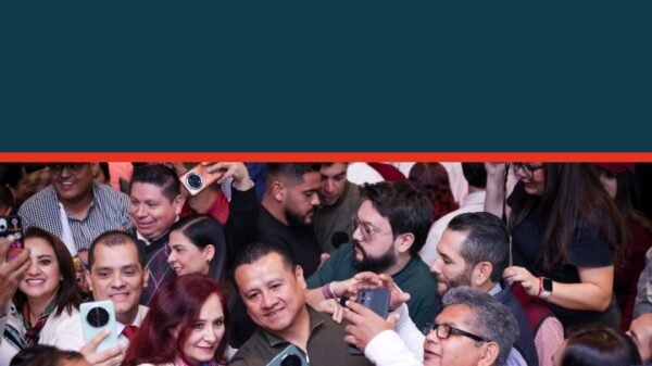 Dos líderes morenistas, Gladyz Butanda y Osvaldo Ruiz, hablando ante militantes en Morelia durante evento sobre unidad de