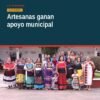Artisanas michoacán apoyo municipal: grupo diverso de artesanas michoacanas frente a un mercado local con productos típicos