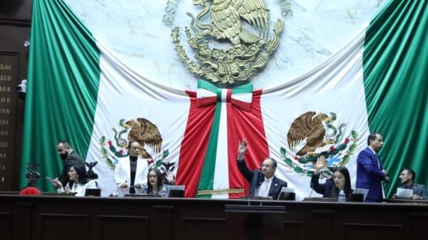 Grupo de artesanos michoacanos trabajando en talleres tradicionales, con símbolos de protección legal y apoyo institucional