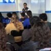 Grupo de estudiantes escuchando una charla sobre prevención del acoso escolar en un aula de la Universidad Sor Juana Inés de