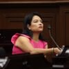 Diputada Eréndira Isauro Hernández y artesanas michoacanas frente a piezas de cerámica y textil, simbolizando familias