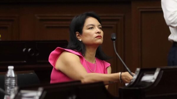 Diputada Eréndira Isauro Hernández y artesanas michoacanas frente a piezas de cerámica y textil, simbolizando familias