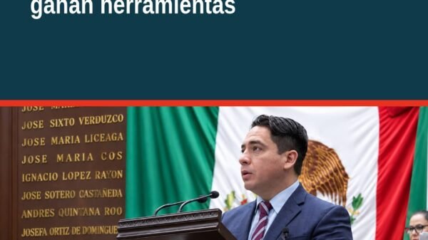 Diputado Alejandro Iván Arévalo Vera hablando en el Congreso del Estado de Michoacán, con fondo de bandera estatal y logo de