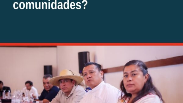Carlos Torres Piña hablando ante autoridades indígenas en Morelia, durante reunión sobre autogobierno de comunidades