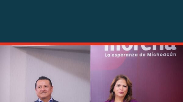 Carlos Torres Piña hablando frente a un grupo en Morelia, Michoacán, durante la presentación de 'la 4t te escucha'