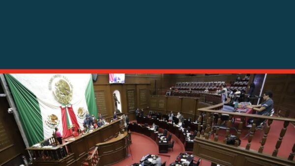 Ilustración de una persona firmando un documento digital frente a un logotipo del Registro Público de la Propiedad de