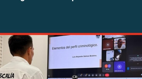 Grupo de servidores públicos participando en una capacitación sobre perfil criminológico en Morelia, Michoacán