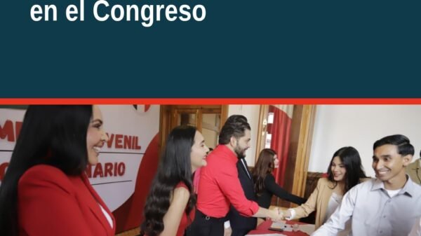 Jóvenes michoacanos en el salón de sesiones del Congreso del Estado en Morelia durante el parlamento juvenil michoacán