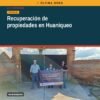 Mujer recibiendo documento de restitución de propiedades en Huaniqueo, Michoacán