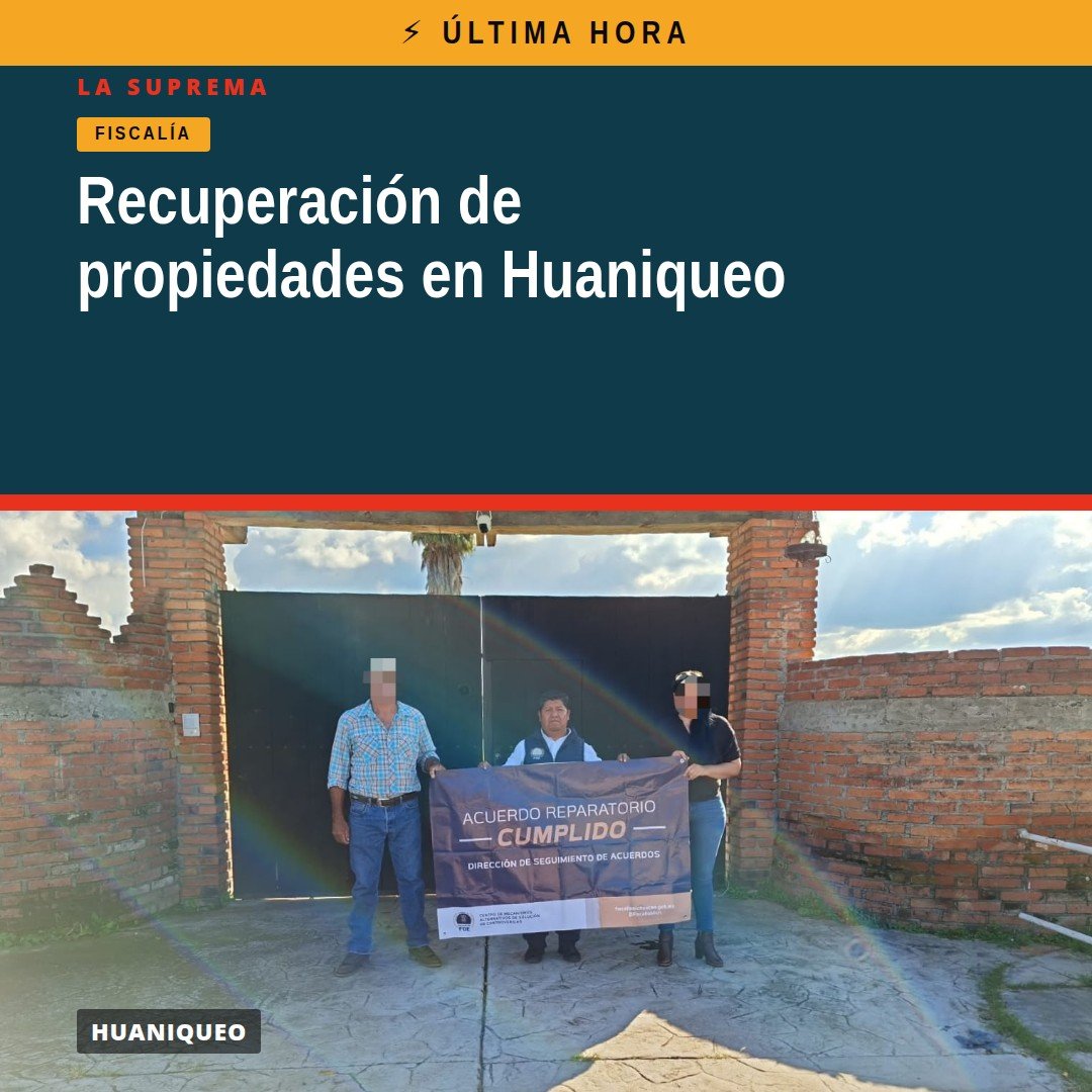 Mujer recibiendo documento de restitución de propiedades en Huaniqueo, Michoacán