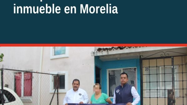 Ilustración simbólica de una llave entregada sobre un plano de vivienda en Morelia, representando la restitución de inmueble