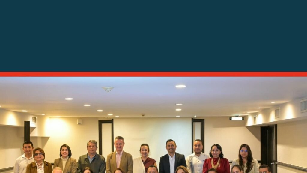 Grupo diverso de personas sentadas en una mesa de trabajo en Michoacán, simbolizando unidad en michoacán