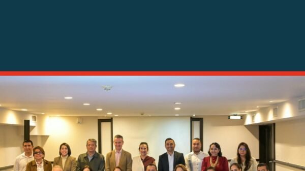 Grupo diverso de personas sentadas en una mesa de trabajo en Michoacán, simbolizando unidad en michoacán