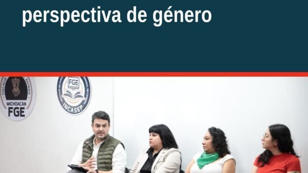 Grupo de servidoras y servidores públicos participando en una charla sobre derechos sexuales y reproductivos en Morelia