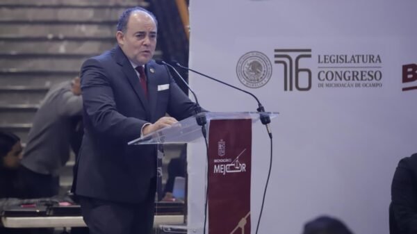 Ceremonia en Morelia con 23 jóvenes michoacanos reconocidos recibiendo medallas del Congreso del Estado y autoridades