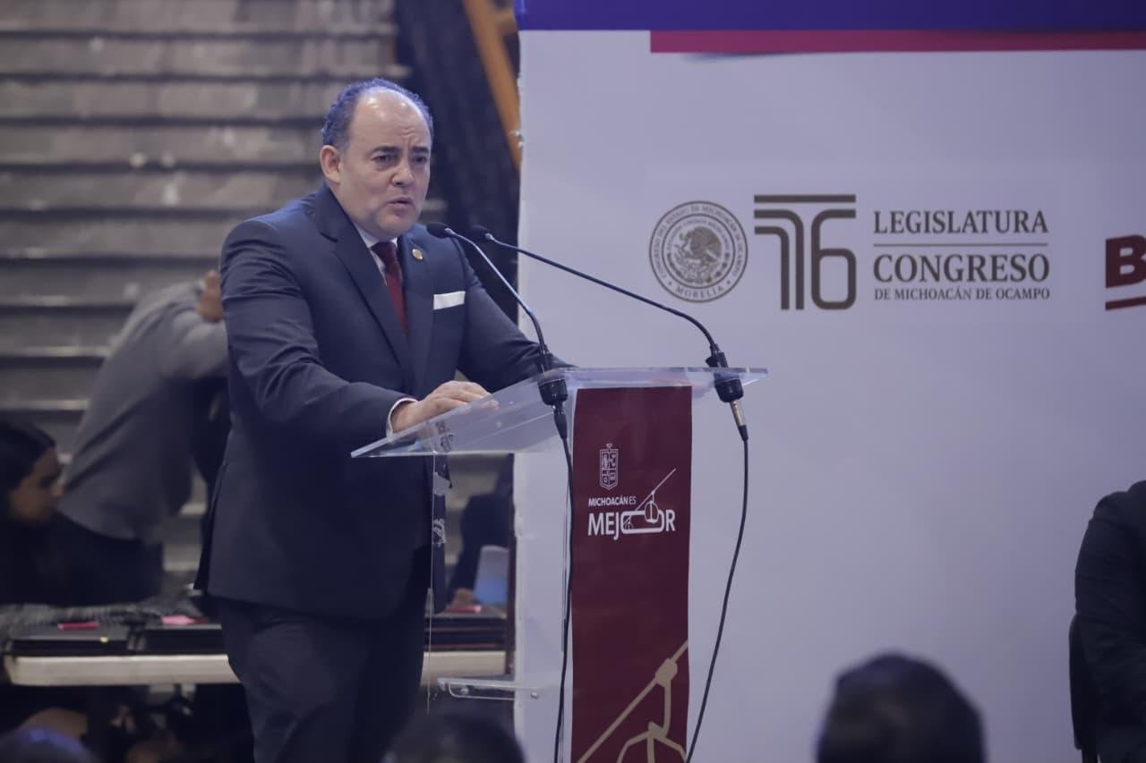 Ceremonia en Morelia con 23 jóvenes michoacanos reconocidos recibiendo medallas del Congreso del Estado y autoridades