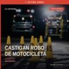 Ilustración simbólica de una motocicleta estacionada en una calle de Apatzingán, con fondo urbano discreto, representando el