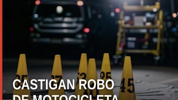 Ilustración simbólica de una motocicleta estacionada en una calle de Apatzingán, con fondo urbano discreto, representando el