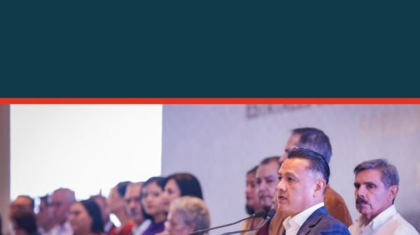 Carlos Torres Piña hablando en Morelia sobre la defensa de la soberanía nacional