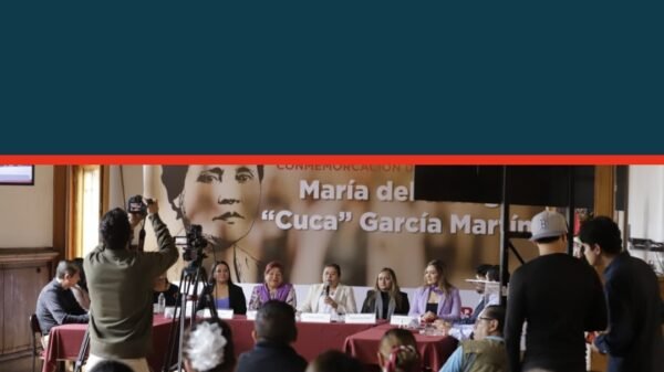 Diputada Belinda Iturbide Díaz y miembros del Colectivo Leonas de la Corregidora en el Congreso de Michoacán durante la