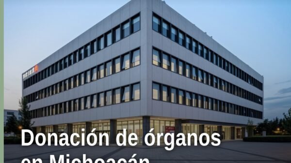 Ilustración simbólica de manos sosteniendo un corazón y un ojo, con fondo de mapas de Michoacán y hospitales de Morelia