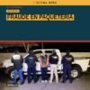 Imagen ilustrativa de paquetes y camiones de mensajería con sello de alerta, representando el fraude en paquetería