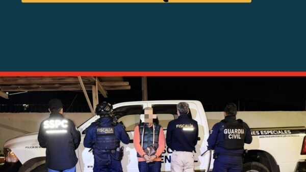 Imagen ilustrativa de paquetes y camiones de mensajería con sello de alerta, representando el fraude en paquetería