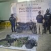 Motocicleta Italika Z200 negra con naranja y mochila con uniformes tácticos apatzingán, sobre calle Rentería Liviano