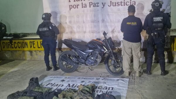 Motocicleta Italika Z200 negra con naranja y mochila con uniformes tácticos apatzingán, sobre calle Rentería Liviano