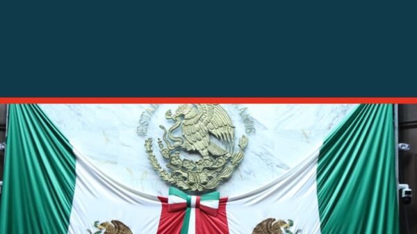 Entrega simbólica de la presea constitución de 1814 al Colegio de Abogadas de Michoacán en Apatzingán