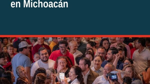 Diputada Belinda Iturbide Díaz hablando en Morelia, Michoacán, frente a una multitud; representa al pueblo organizado