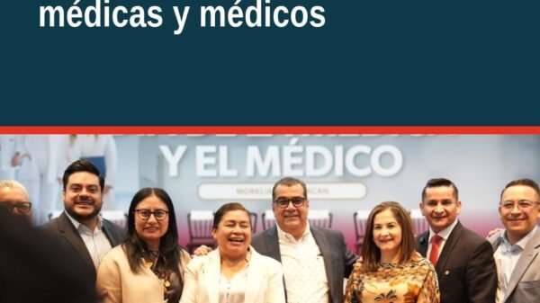 Diputada Belinda Iturbide Díaz hablando ante médicas y médicos durante evento en Morelia, Michoacán, 23 de octubre de 2026