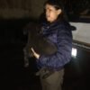 Dos perros rescatados en Uruapan: un macho blanco atado en cochera y una hembra negra dentro del domicilio, durante cateo de
