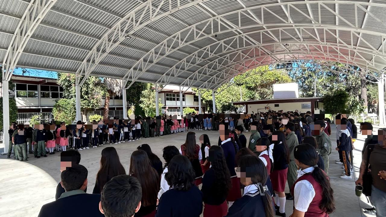 Adolescentes escuchando una charla sobre derechos sexuales y reproductivos en la Secundaria Federal N.º 3 de Morelia